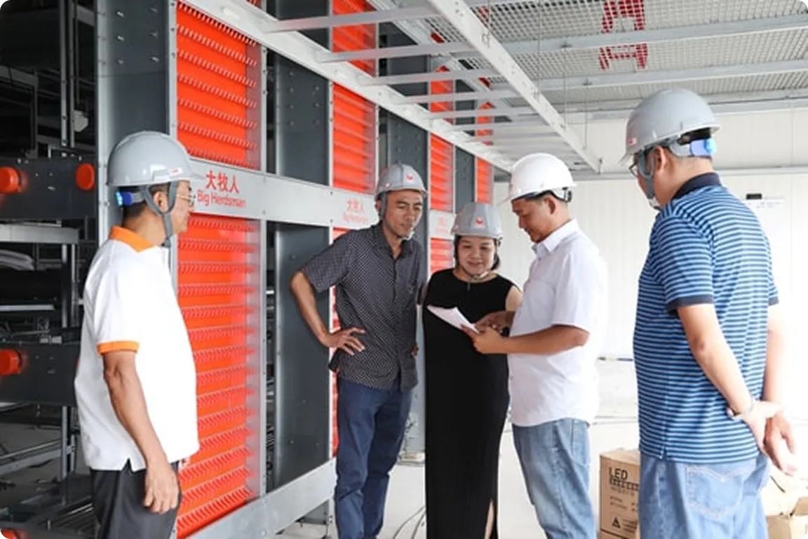 Bà Lâm Thuý Ái tìm hiểu về thiết bị hiện đại